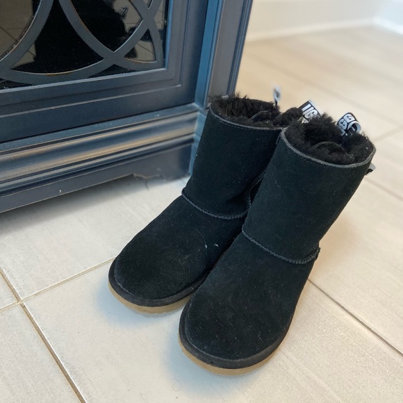 UGG Bailey Bow II, like new black, girls size 4 boots ! Great for school uniform - Picture 4 of 6